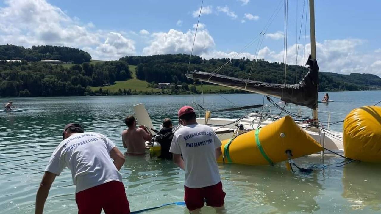 Die Einsatzkräfte der Wasserrettung waren am Sonntag von halb 11 bis 16 Uhr beschäftigt, das gekenterte Schiff mithilfe von Hebeballons aus dem Mattsee zu ziehen. 