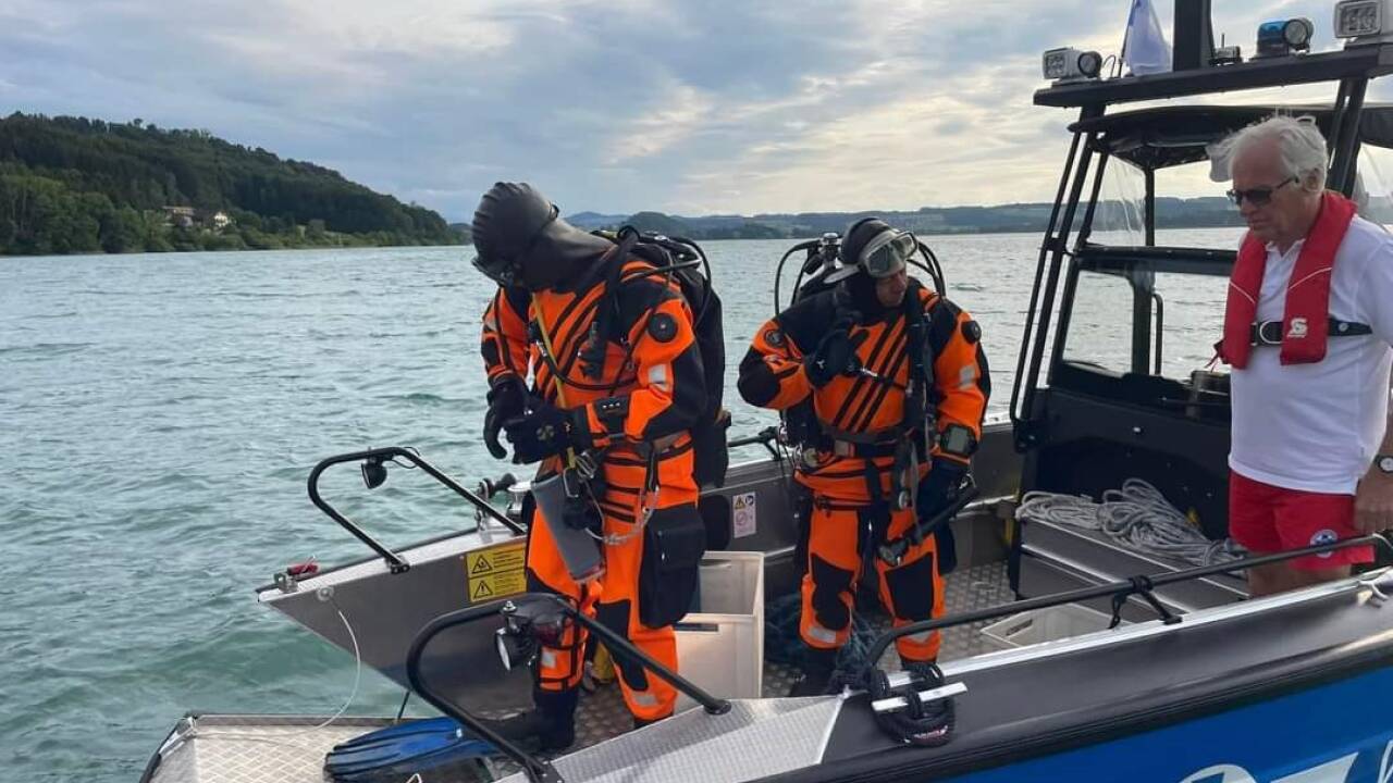 Die Einsatzkräfte der Wasserrettung waren am Sonntag von halb 11 bis 16 Uhr beschäftigt, das gekenterte Schiff mithilfe von Hebeballons aus dem Mattsee zu ziehen. 