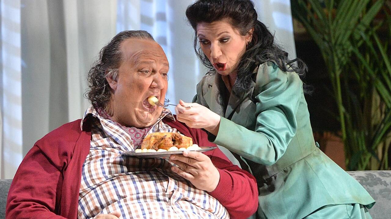 Elisabeth Kulman (r., Mrs. Quickly) und Ambrogio Maestri (Sir John Falstaff) während der Fotoprobe zu Verdis Oper 'Falstaff'2013 im Haus für Mozart. 