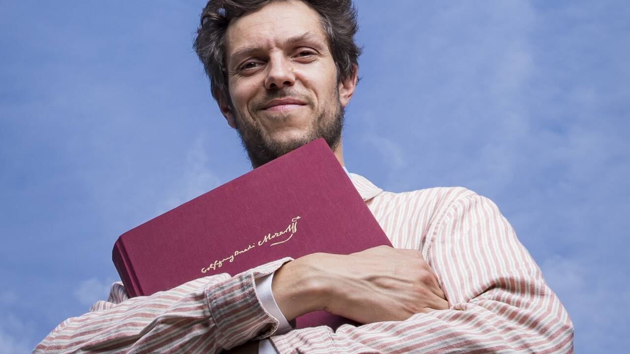 Raphaël Pichon mit der Partitur von „Le nozze di Figaro“. 