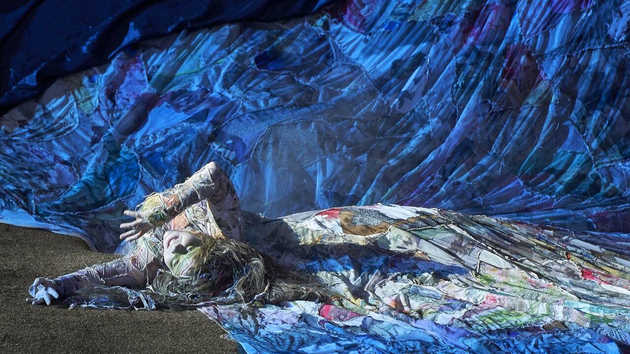 „Jedermann“ 2023: Sarah Viktoria Frick (Gott). Am aufwendigsten war die Anfertigung des Tellerrocks für das Kostüm der Göttin.   „Jedermann“ 2023: Sarah Viktoria Frick (Gott). Am aufwendigsten war die Anfertigung des Tellerrocks für das Kostüm der Göttin.