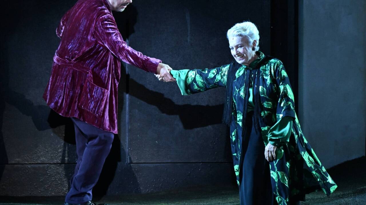 Michael Maertens (Jedermann) und Nicole Heesters (Jedermanns Mutter) während der Fotoprobe zum Schauspiel „Jedermann“.   Michael Maertens (Jedermann) und Nicole Heesters (Jedermanns Mutter) während der Fotoprobe zum Schauspiel „Jedermann“.