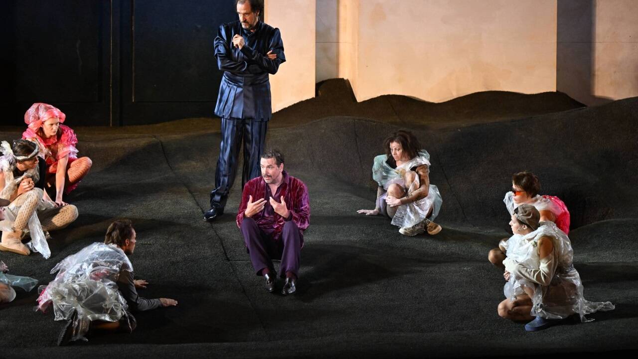 Michael Maertens (Jedermann) und Helmfried von Lüttichau (stehend/Jedermanns guter Gesell) während der Fotoprobe zum Schauspiel „Jedermann“ von Hugo von Hofmannsthal.  Michael Maertens (Jedermann) und Helmfried von Lüttichau (stehend/Jedermanns guter Gesell) während der Fotoprobe zum Schauspiel „Jedermann“ von Hugo von Hofmannsthal.