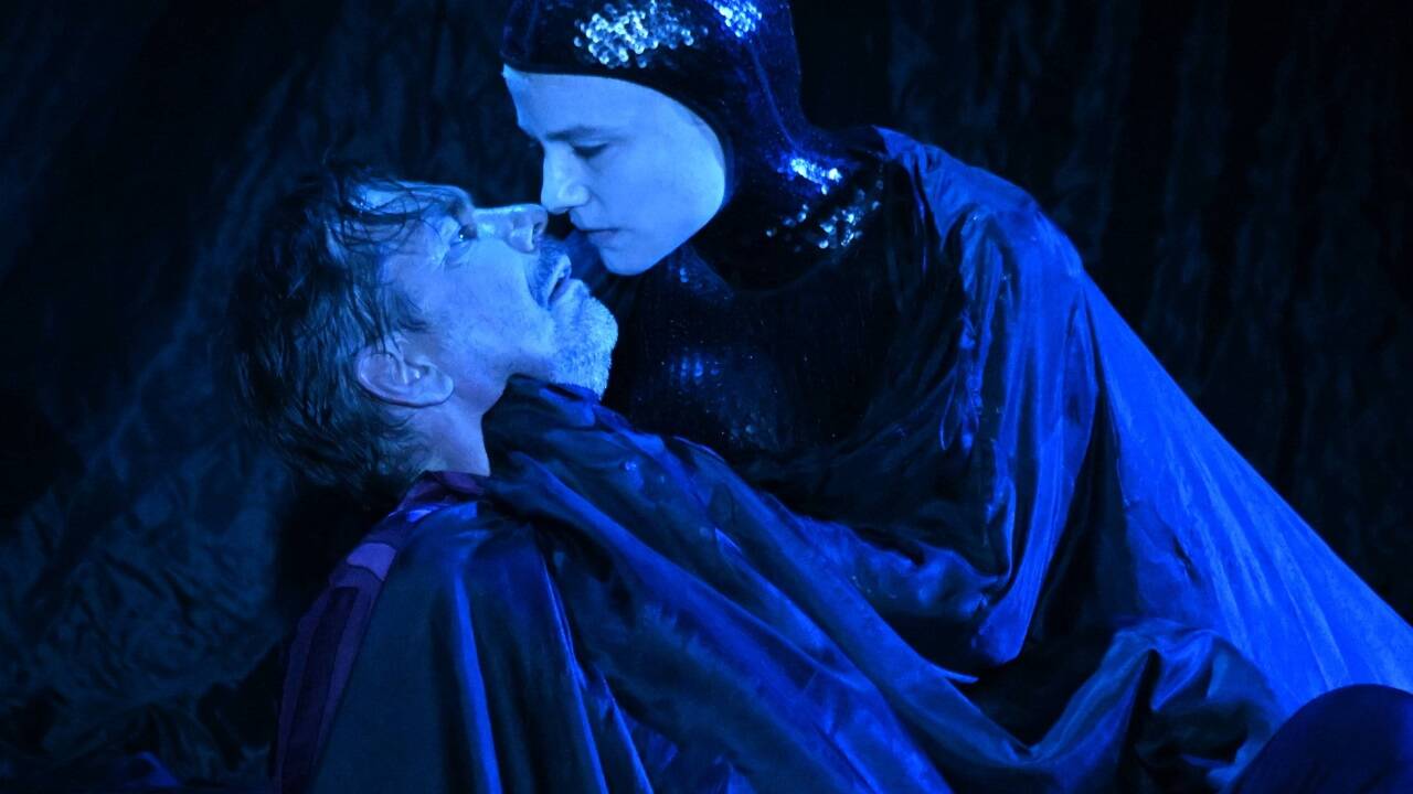 Michael Maertens (Jedermann) und Sarah Viktoria Frick (Gott).  Michael Maertens (Jedermann) und Sarah Viktoria Frick (Gott).