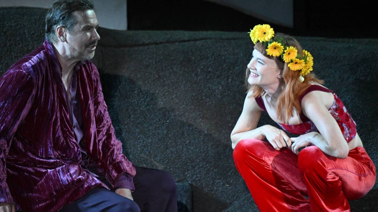 Michael Maertens als Jedermann und Valerie Pachner als Buhlschaft.   Michael Maertens als Jedermann und Valerie Pachner als Buhlschaft.