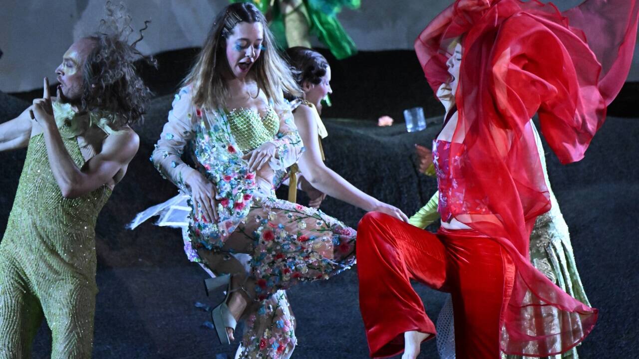 Buhlschaft und Tischgesellschaft vergnügen sich.   Buhlschaft und Tischgesellschaft vergnügen sich.