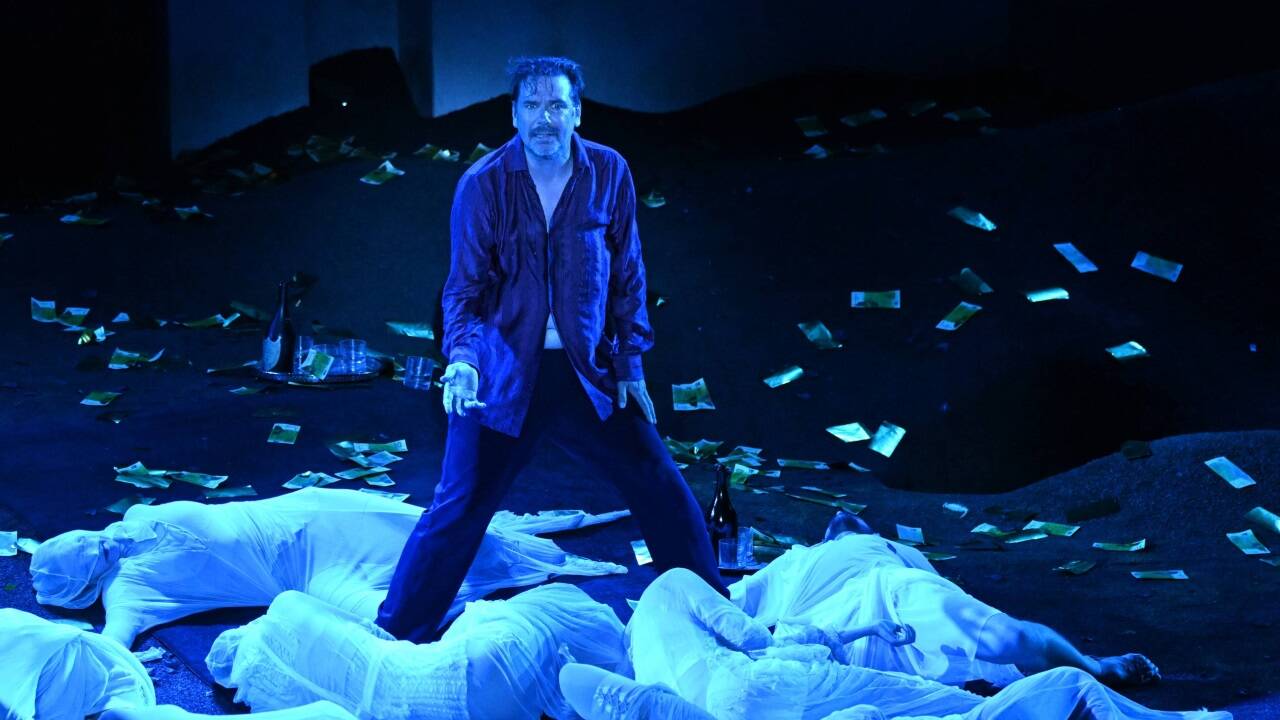 Jedermann (Michael Maertens) hat sich zu rechtfertigen.   Jedermann (Michael Maertens) hat sich zu rechtfertigen.