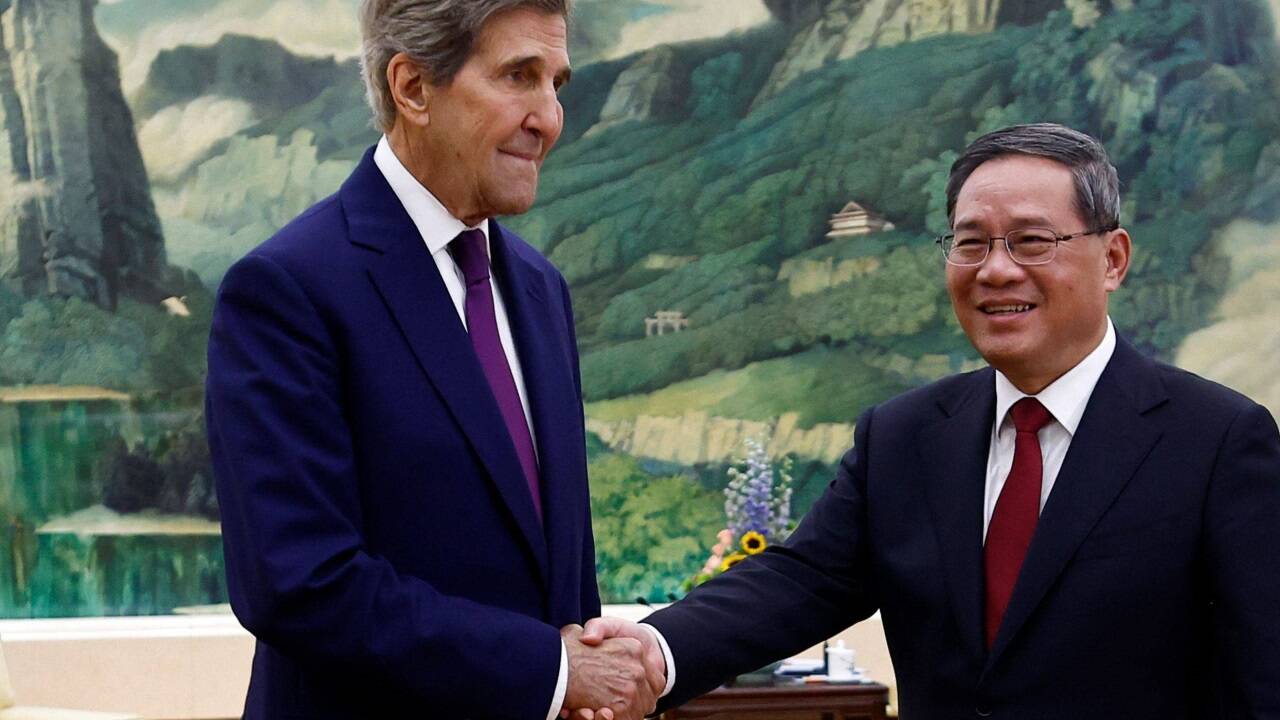 US-Klimaschutzbeauftrager John Kerry und Chinas Premier Li Qiang am Dienstag in Peking.  
