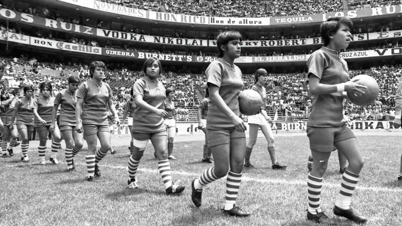  Aztekenstadion 1971: Gastgeber Mexiko (vorne) läuft bei der inoffiziellen Frauen-WM vor großer Kulisse ein.  