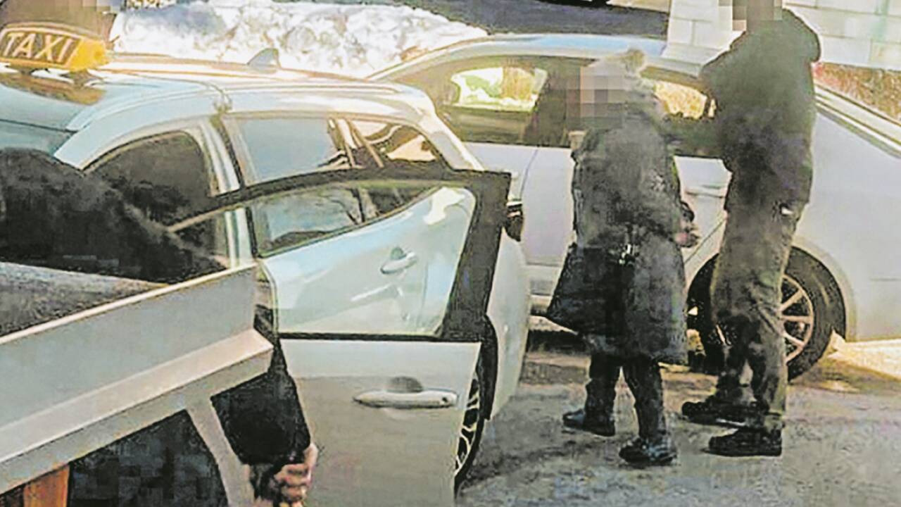 Im Bild die jetzt rechtskräftige verurteilte Geldbotin bzw. -abholerin bei ihrer damaligen Festnahme durch die bereits auf der Lauer liegende Polizei.  