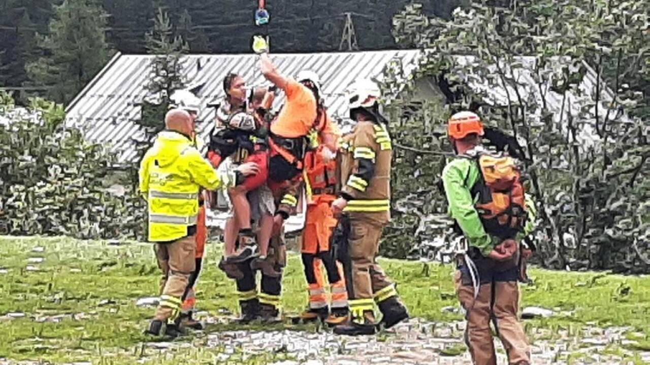 Einsatz in Uttendorf: Das Kriseninterventionsteam des Roten Kreuzes ist vor Ort und betreut die Betroffenen. Verletzt wurde nach ersten Informationen niemand. Die Bergung erfolgte mittels Hubschrauber und Seilwinde. 