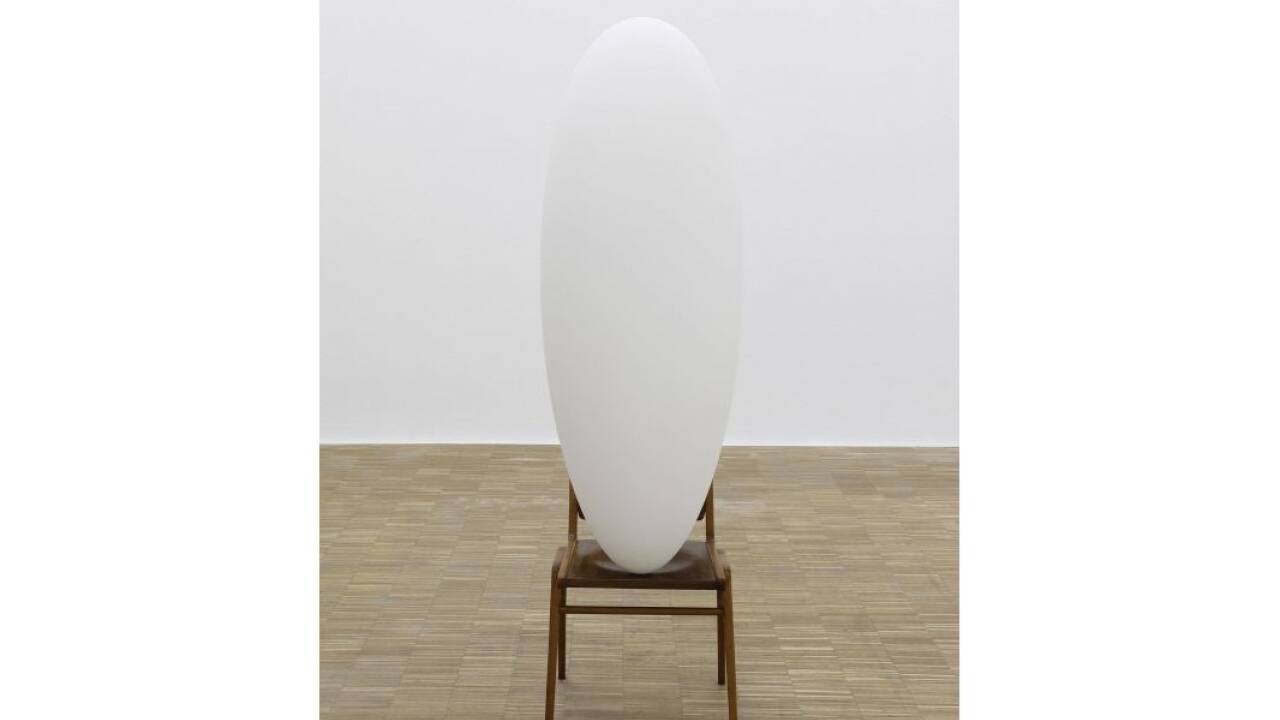 „The Wait“, Kokons aus Kunstharz und Fiberglas auf einem Holzstuhl, Tarik Kiswanson, 2023 