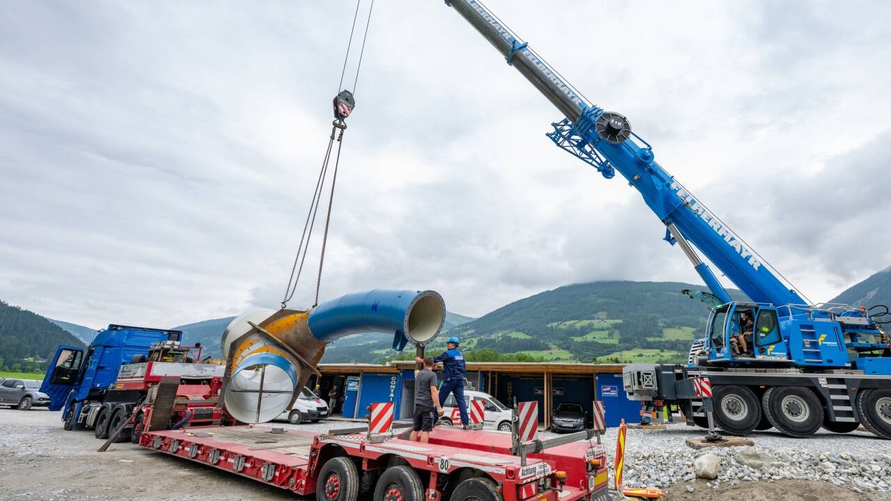 Das Einlaufrohr wurde per Tieflader geliefert – in zwei Teilen. Bei der Baustelle wurde es wieder zusammengeschweißt.  