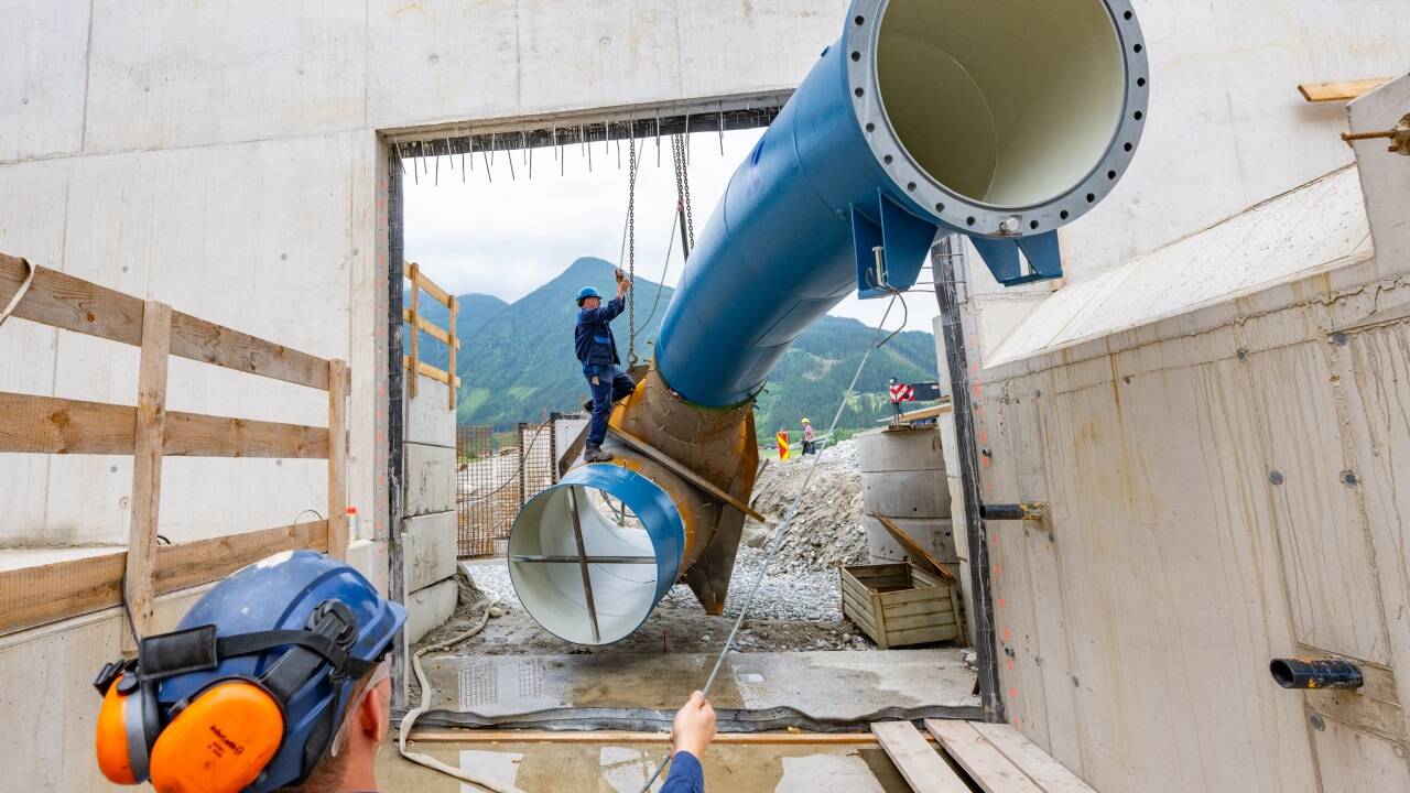 Beim Einbau des Rohrs war Maßarbeit gefragt.  
