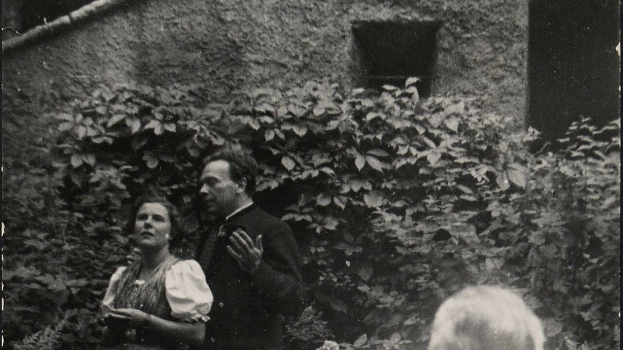 Max Reinhardt in einer „Faust“-Probe mit Paula Wessely und Ewald Balser. Max Reinhardt in einer „Faust“-Probe mit Paula Wessely und Ewald Balser.