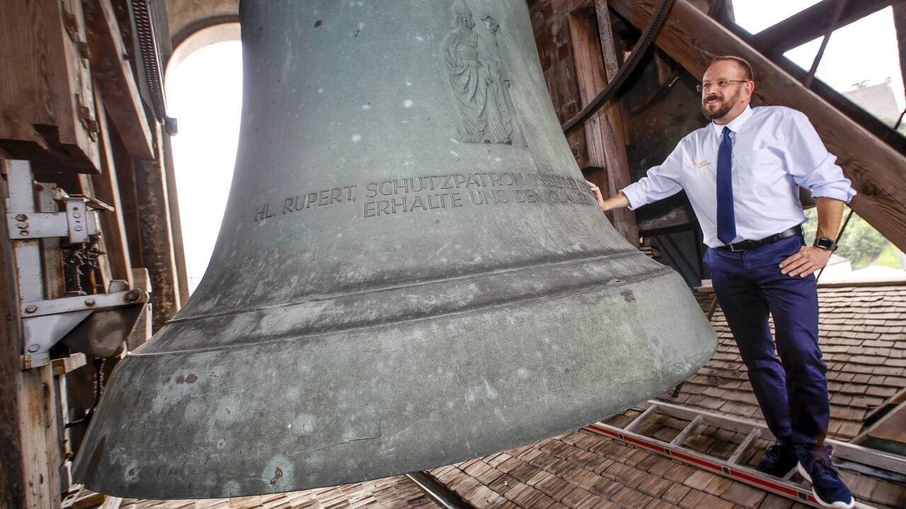 Sakristeidirektor Dietmar Koisser im südlichen Glockenturm des Salzburger Doms. Auch die Glocken spielen im „Jedermann“ eine Rolle.  
