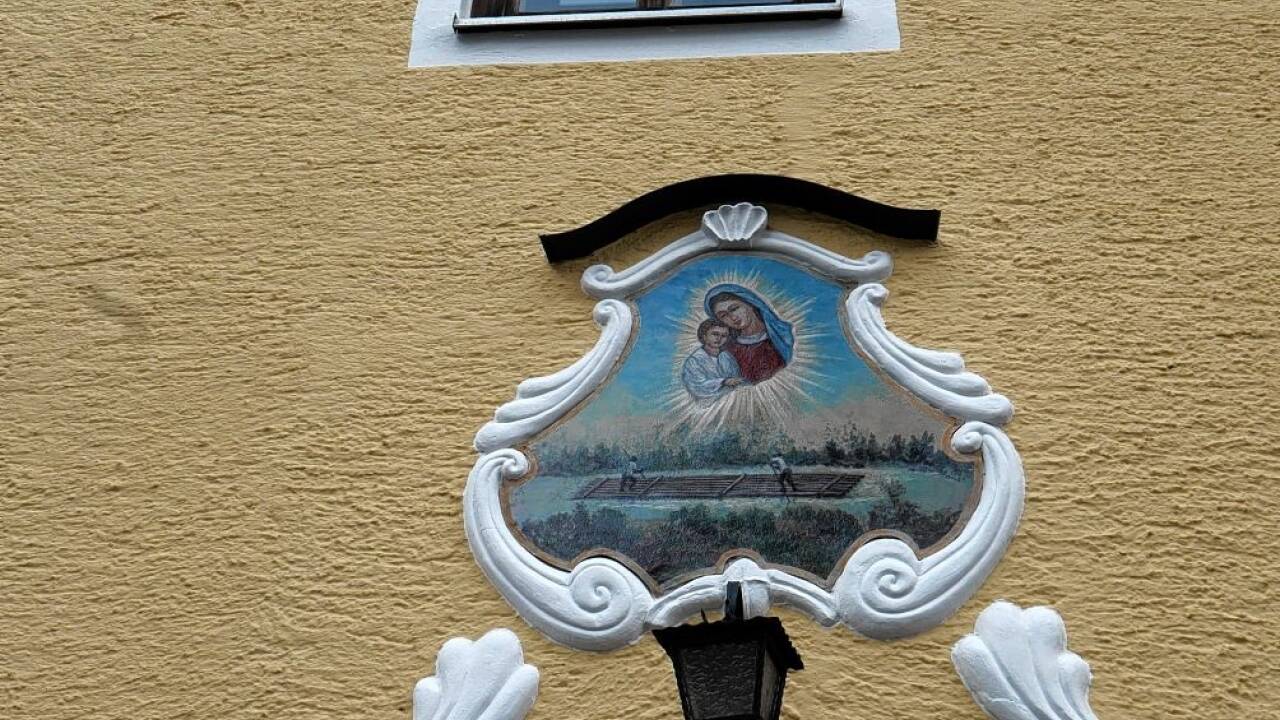 Das Haus mit dem Marterl steht an der Salzach.  
