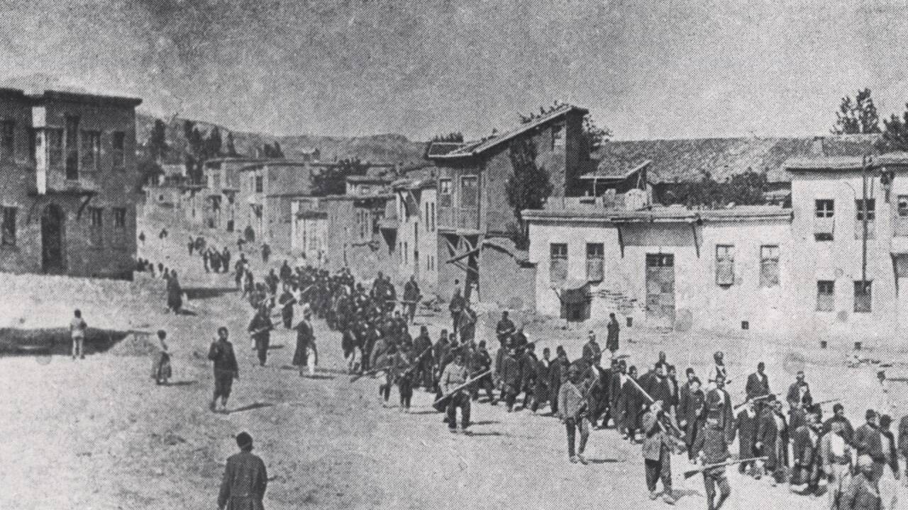 Armenier werden im April 1915 von osmanischen Soldaten in ein Gefangenenlager abgeführt.   Armenier werden im April 1915 von osmanischen Soldaten in ein Gefangenenlager abgeführt.