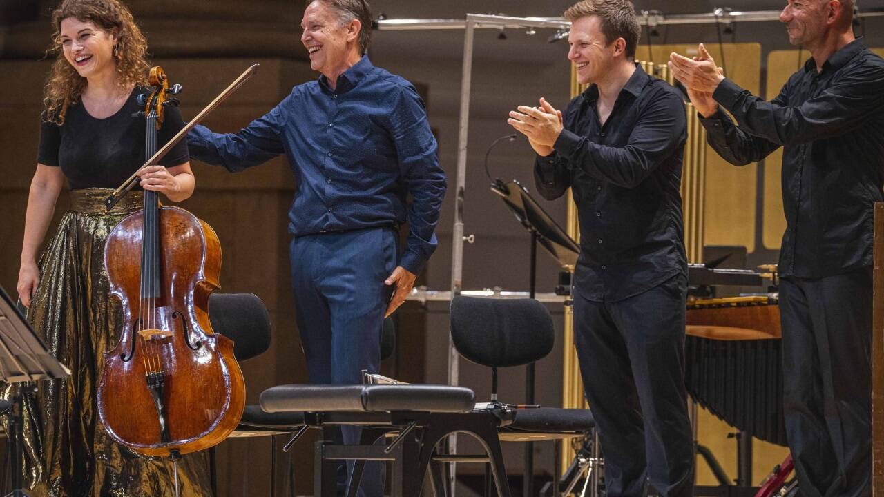 Cellistin Julia Hagen, Chorleiter Grant Gershon und die Schlagwerker Christoph Sietzen und Bogdan Bacanu 
