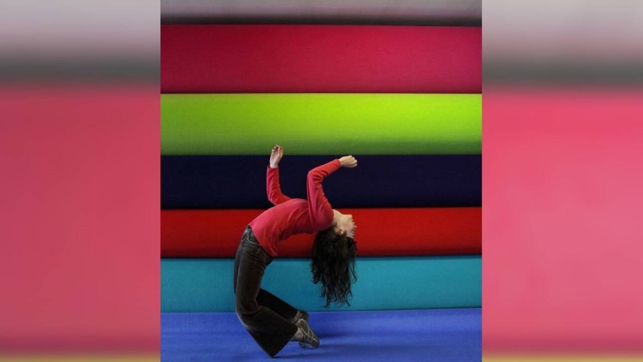 Denis Darzacq fotografierte eine Tänzerin in Rückenbeuge: „Hyper 2, N°36“.  Denis Darzacq fotografierte eine Tänzerin in Rückenbeuge: „Hyper 2, N°36“.