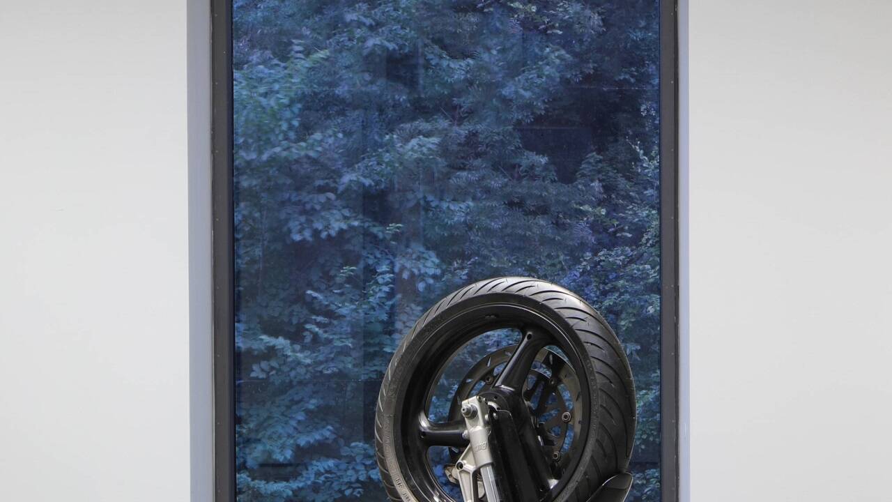 Denis Darzacq fotografierte eine Tänzerin in Rückenbeuge: „Hyper 2, N°36“.  Denis Darzacq fotografierte eine Tänzerin in Rückenbeuge: „Hyper 2, N°36“.