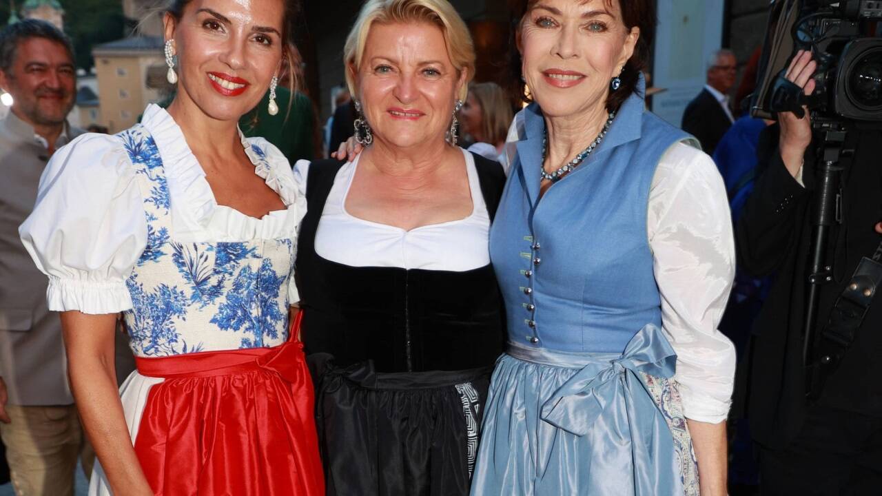  Designerin Carolin Sinemus, Immobilienmaklerin Marlies Muhr und Schauspielerin Anja Kruse vor der Premiere.  