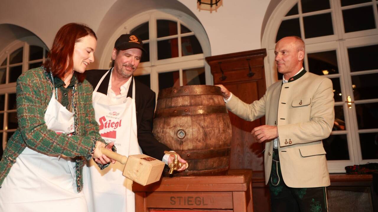Buhlschaft Valerie Pachner, Jedermann Michal Maertens und Stiegl-Braumeister Christian Pöpperl beim traditionellen Bieranstich im Stieglkeller.  
