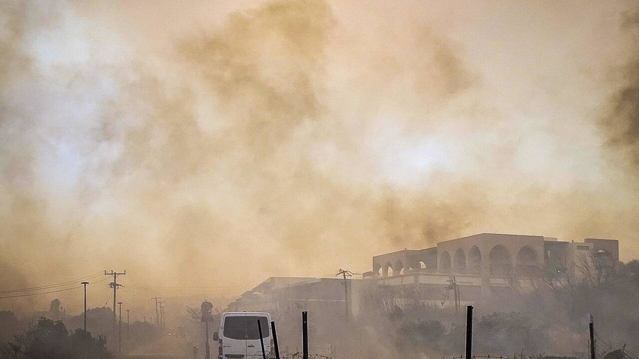 Touristen flüchten vor dem Feuer 
