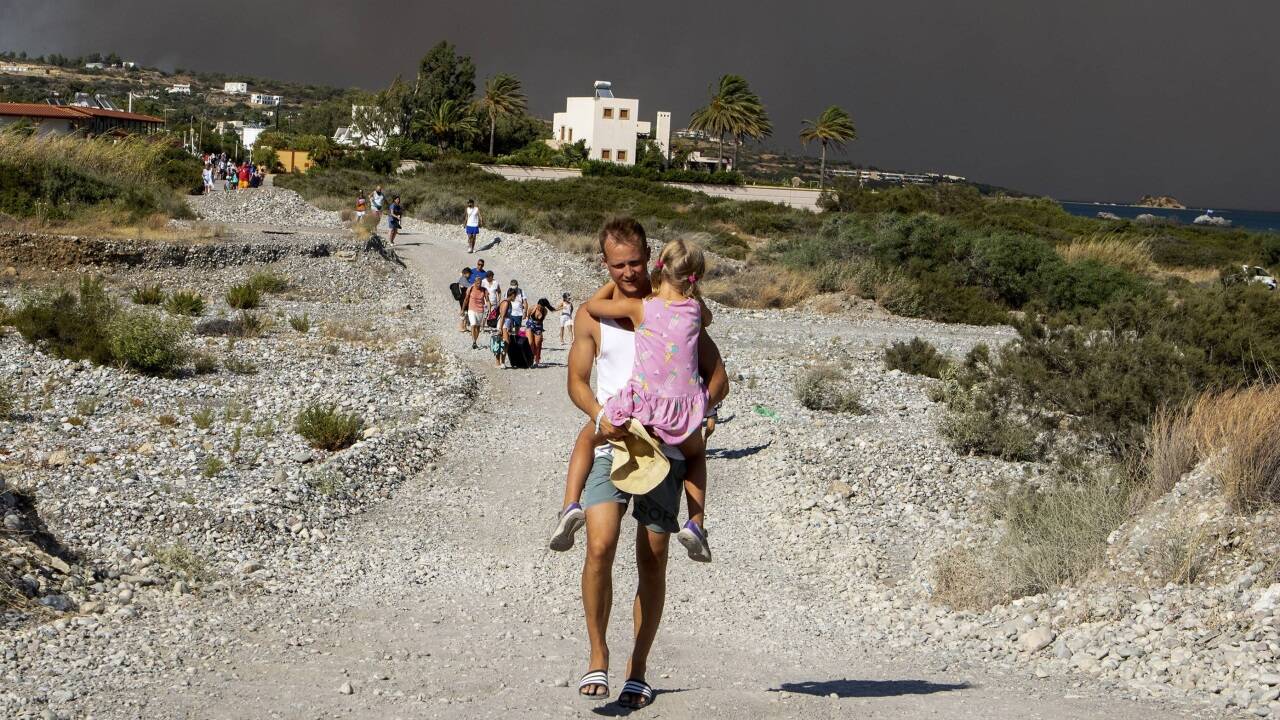 Touristen flüchten vor dem Feuer 