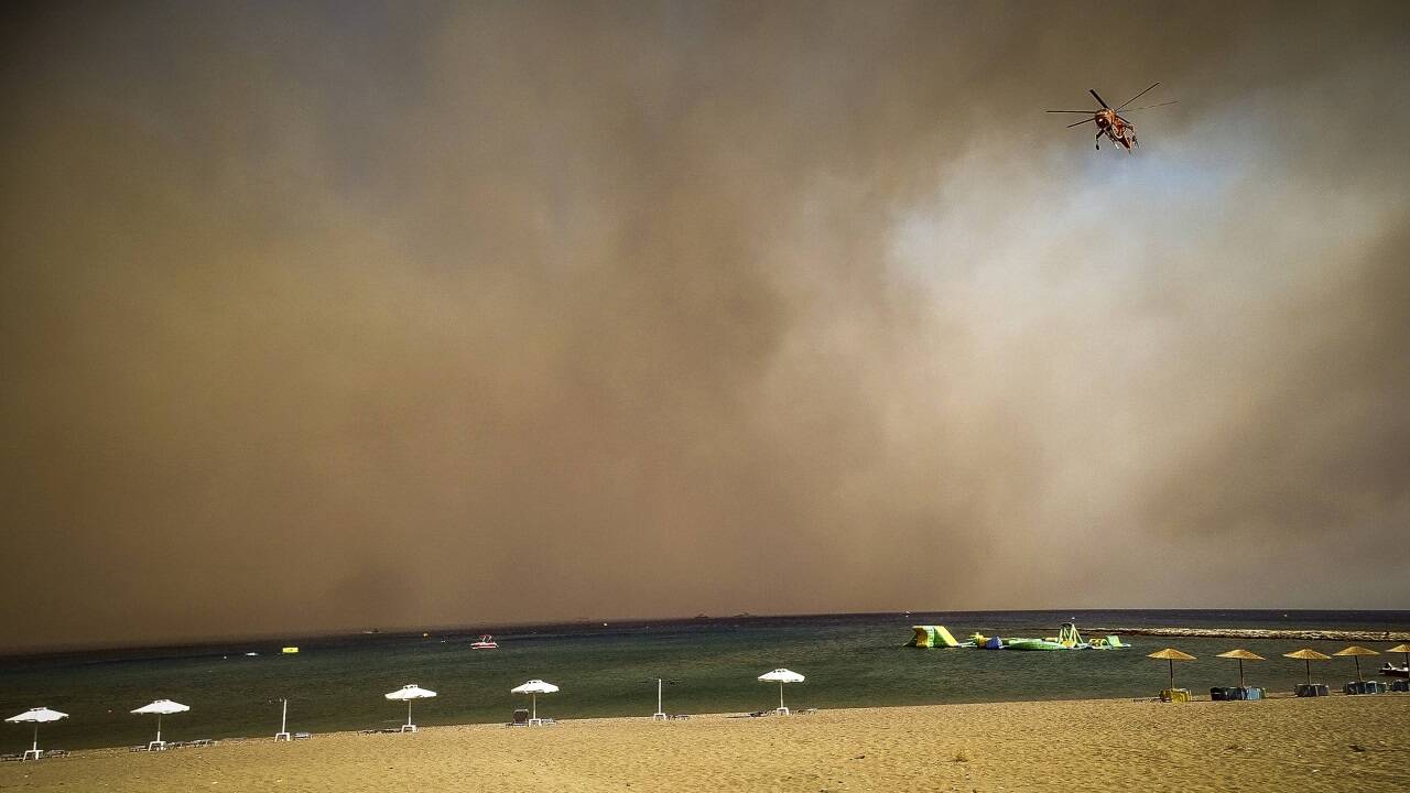 Touristen flüchten vor dem Feuer 