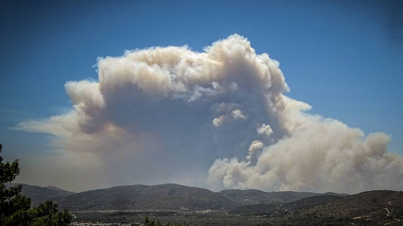 Touristen flüchten vor dem Feuer 