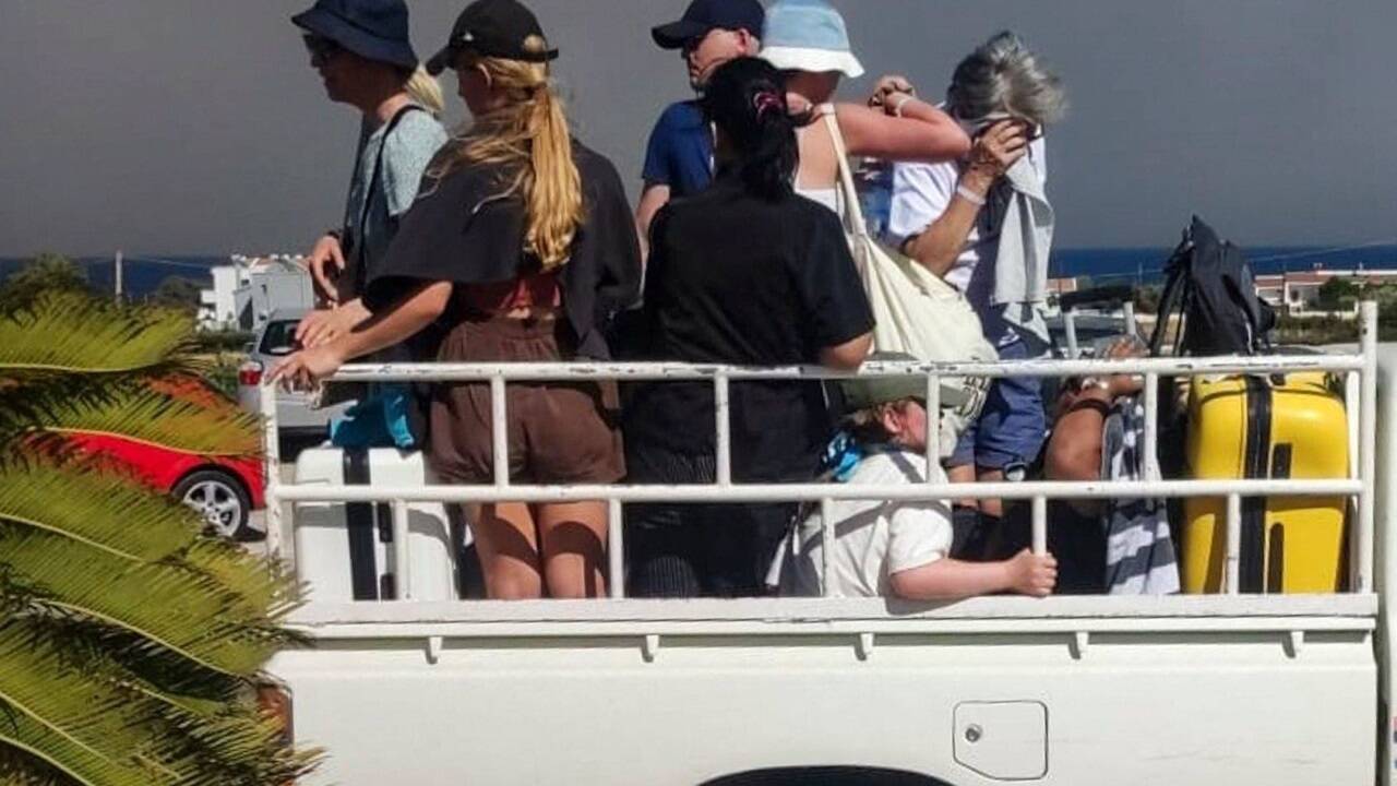Touristen flüchten vor dem Feuer 