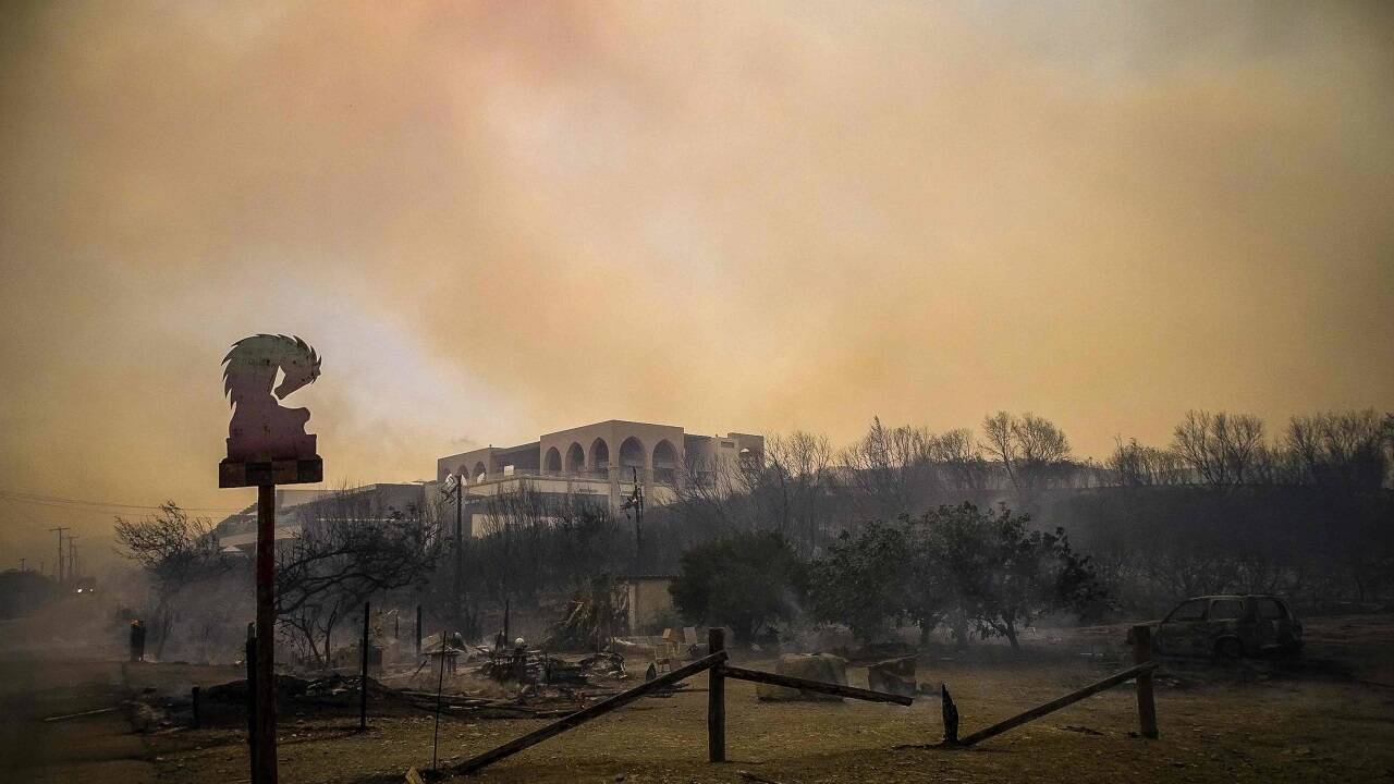 Touristen flüchten vor dem Feuer 