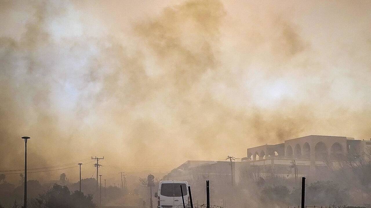 Touristen flüchten vor dem Feuer 
