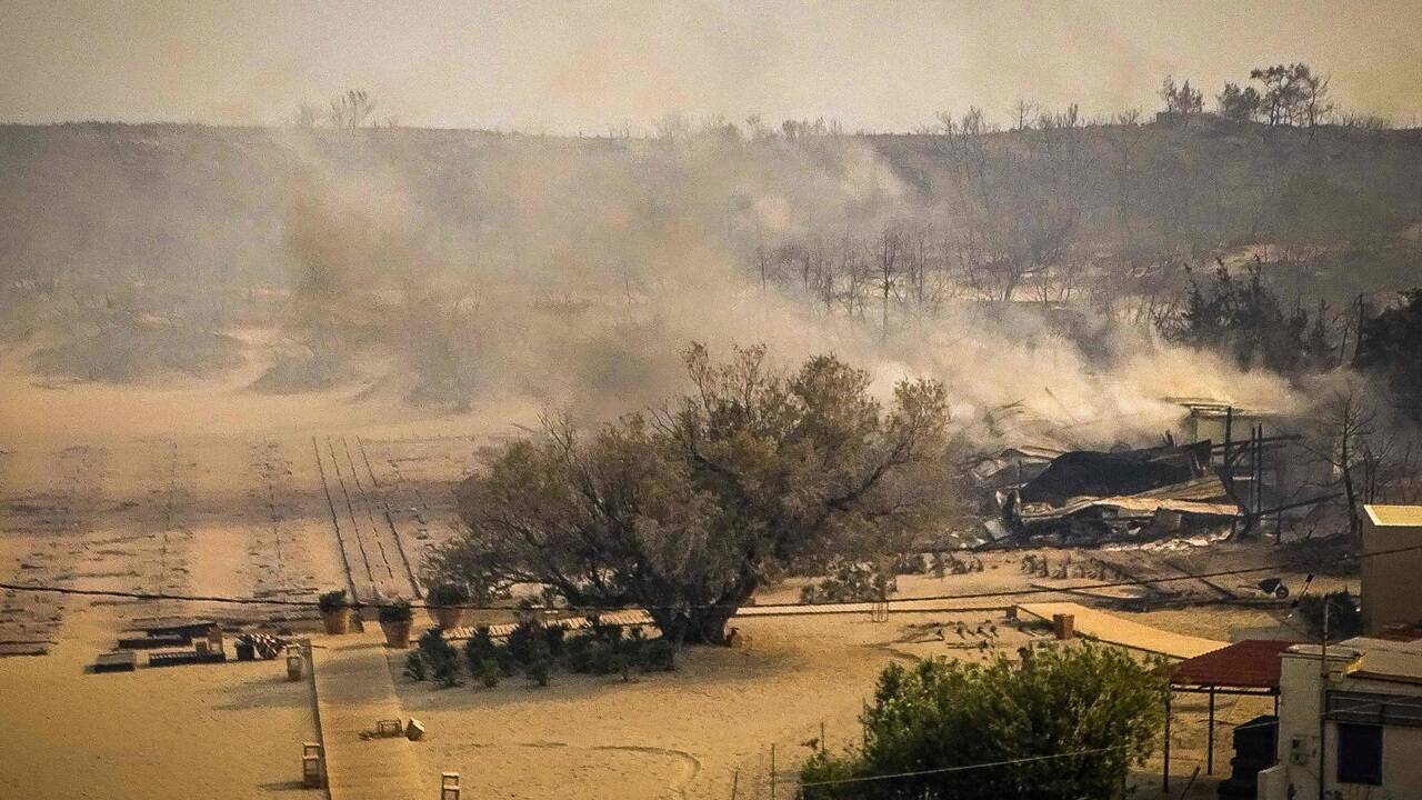 Touristen flüchten vor dem Feuer 