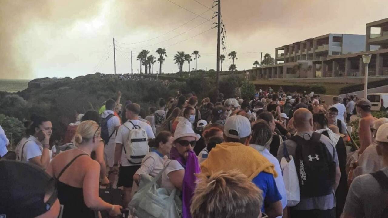 Touristen flüchten vor dem Feuer 