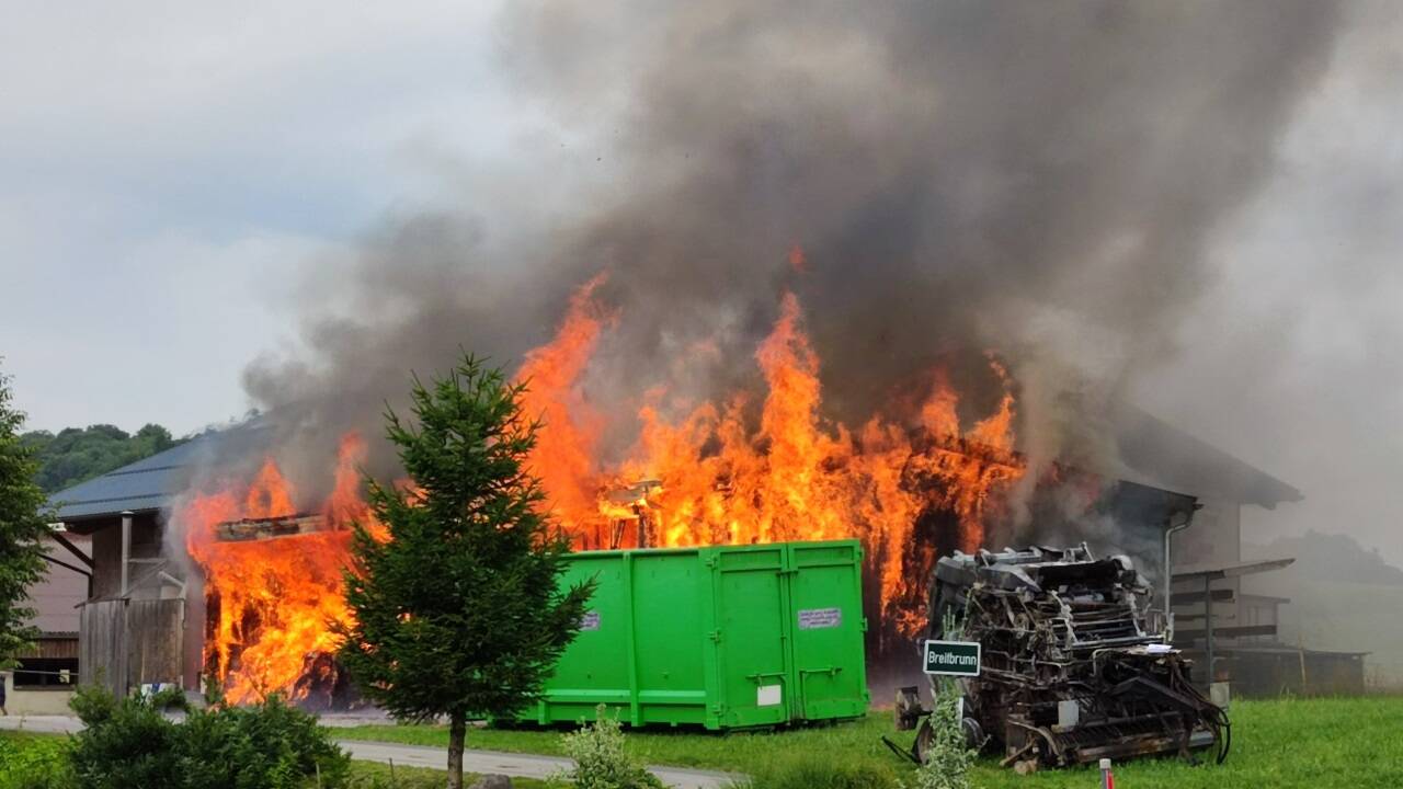 Gebäude in Vollbrand. 