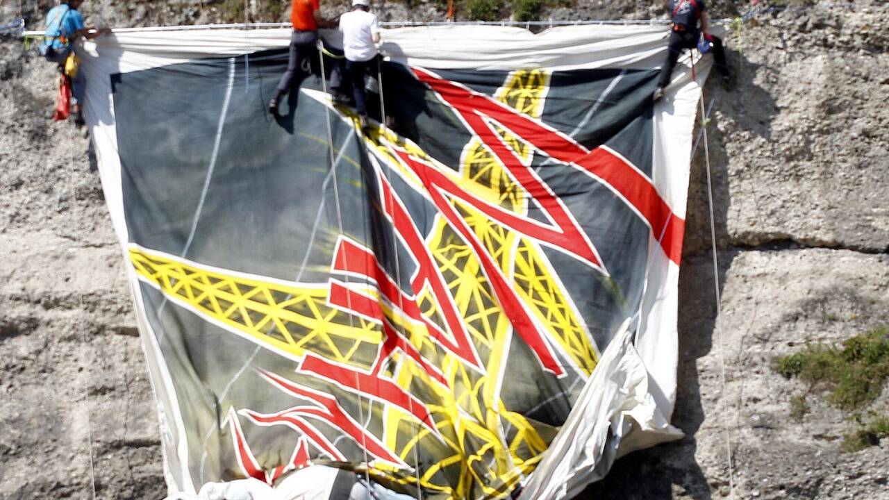 Bürgermeister Heinz Schaden seilte sich 2011 von der Mönchsbergwand ab und enthüllte ein Plakat aus Protest gegen die 380-kV-Freileitung. Die Freileitung war immer wieder Anlass für Demos im Rahmen der Festspielaufführungen.  