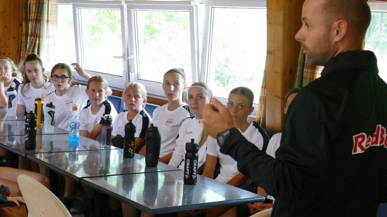 Vorbesprechung mit Trainer Dusan Pavlovic.  