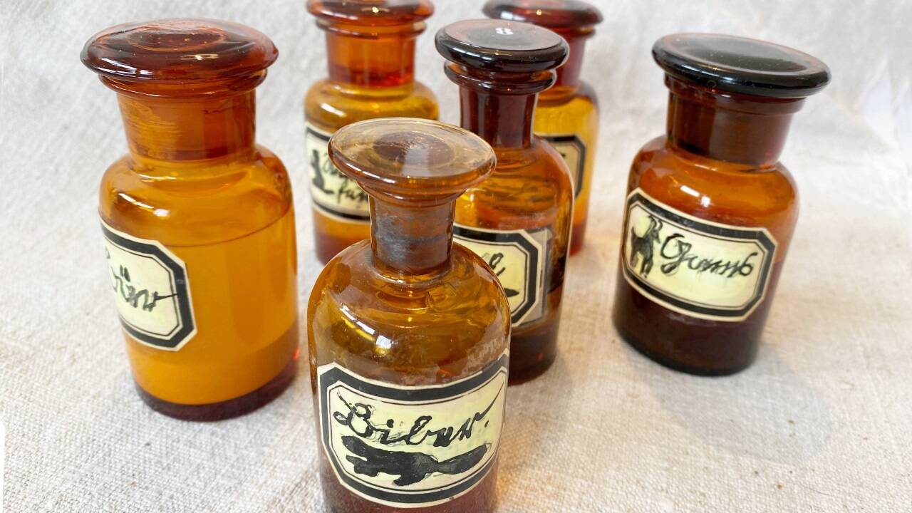 Apothekergefäße aus dem 19. Jahrhundert in der Ausstellung über jagdliche Heil- und Wundermittel in Zell am See. 