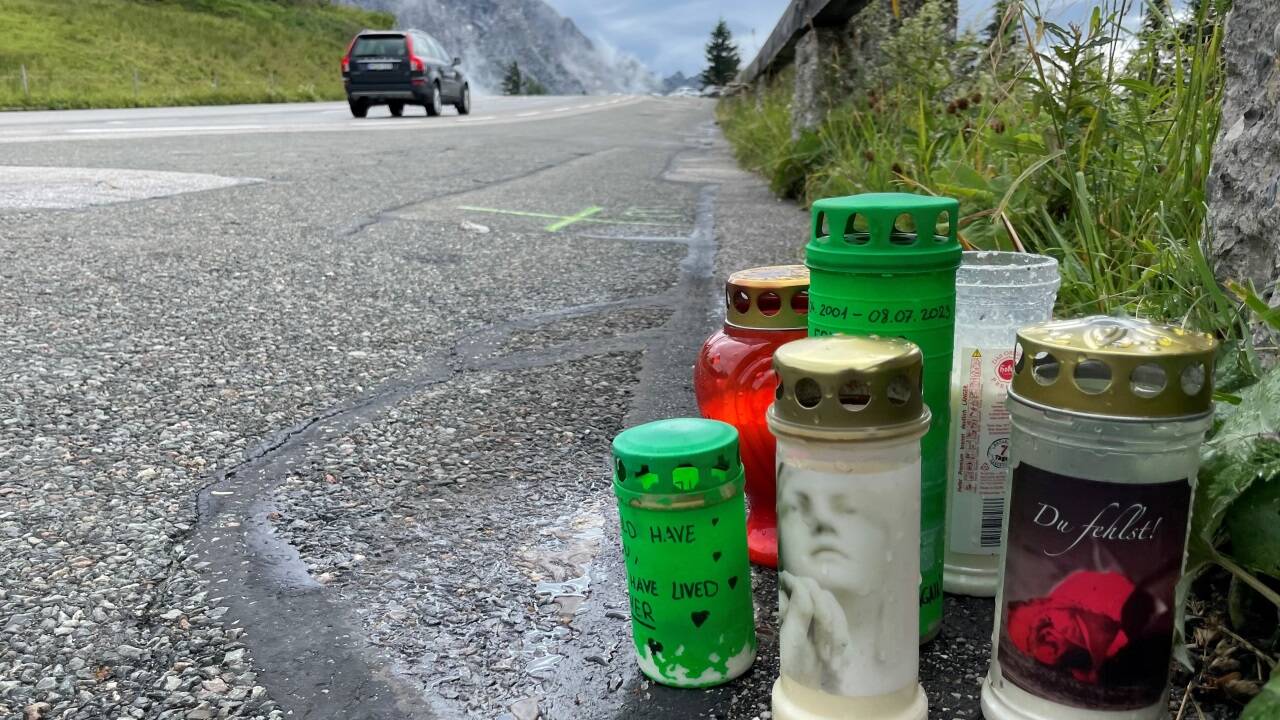 Kerzen an der Unfallstelle vom 8. Juli an der Rossfeld-Panoramastraße in Berchtesgaden. 