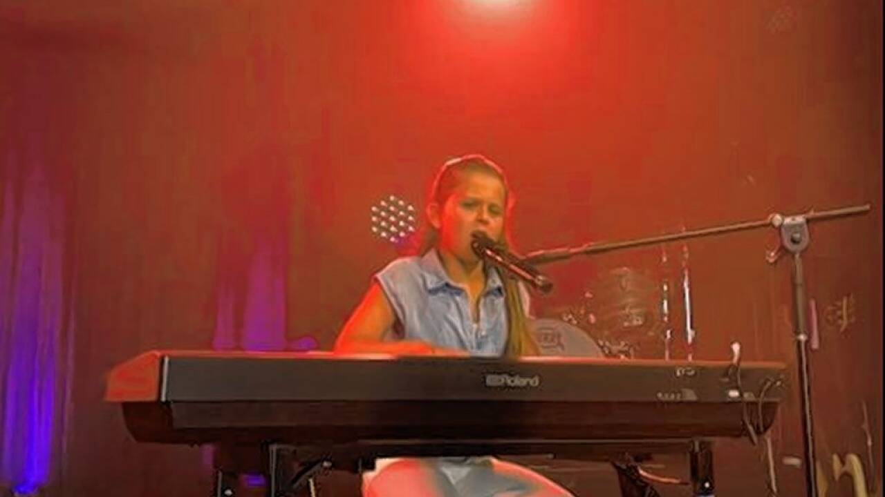 Beim Song „Beautiful“ von Christina Aguilera begleitete sich die Neunjährige selbst am Klavier.  