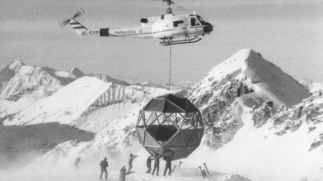 Hubschrauber-Transport einer Garstenauer-Liftkugel Anfang der 1970er-Jahre in Sportgastein.  