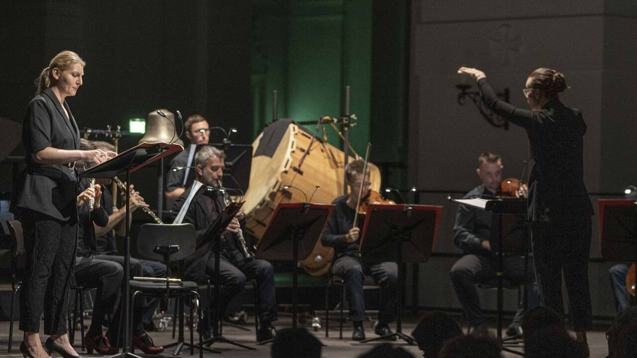Mezzosopranistin Annika Schlicht, Klangforum Wien unter Elena Schwarz. 