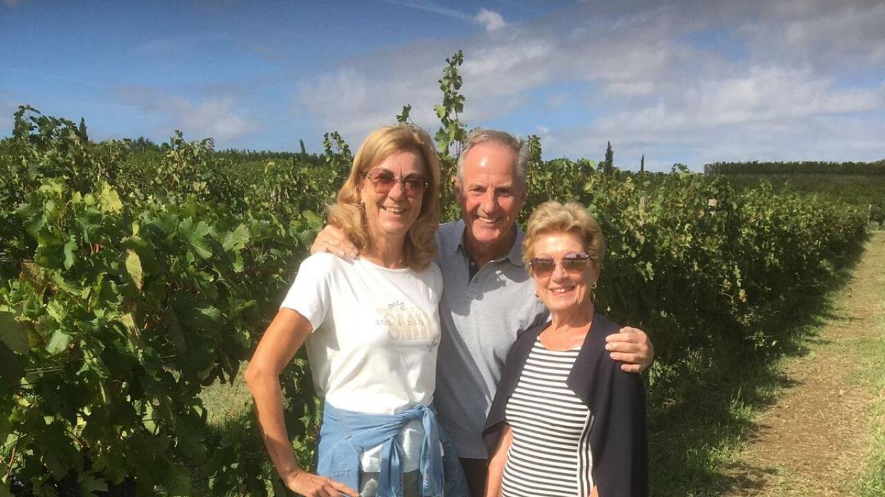 Barbara Schweitzer mit ihrer Mutter und ihrem Mann am Weingut der Familie Lenuzza in Prepotto.  