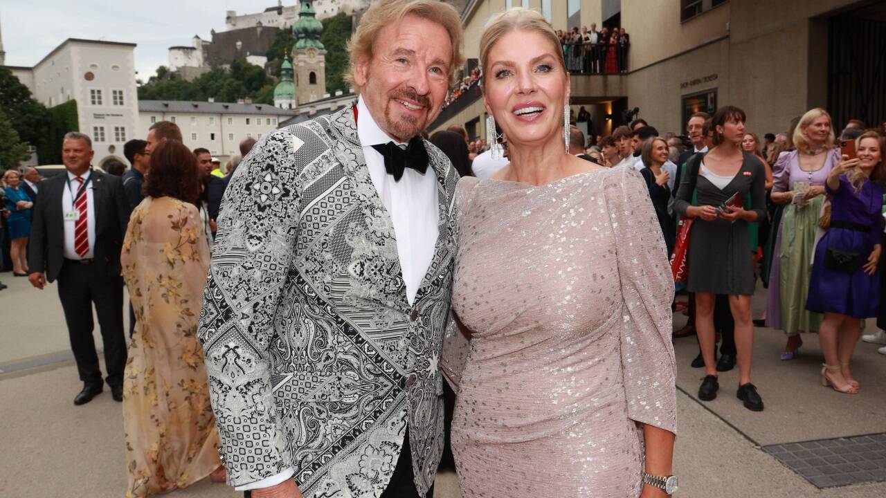 Die Überraschung schlechthin: Goldjunge Thomas Gottschalk tauchte mit Lebensgefährtin Karina Mroß in der Hofstallgasse auf. Ausgefallenes Sakko inklusive.  