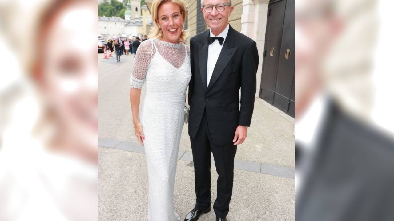 Das „First Couple“ in Salzburg: Landeshauptmann Wilfried Haslauer mit seiner Christina ganz in weiß.  