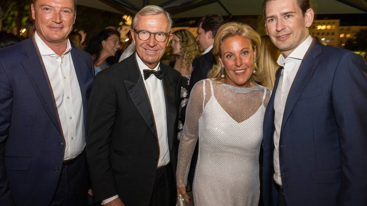 Unternehmer Markus Friesacher und Ex-ÖVP-Kanzler Sebastian Kurz luden ins Café Bazar. Landeshauptmann Wilfried Haslauer (ÖVP) kam mit Gattin Christina nach der „Figaro“-Premiere.  