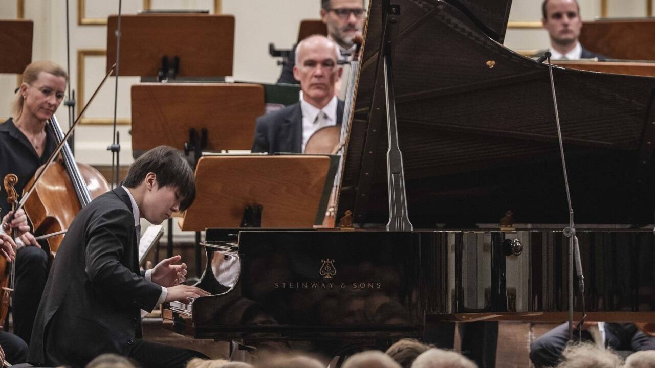 Pianist Seong-Jin Cho mit Mitgliedern des Mozarteumorchesters. 