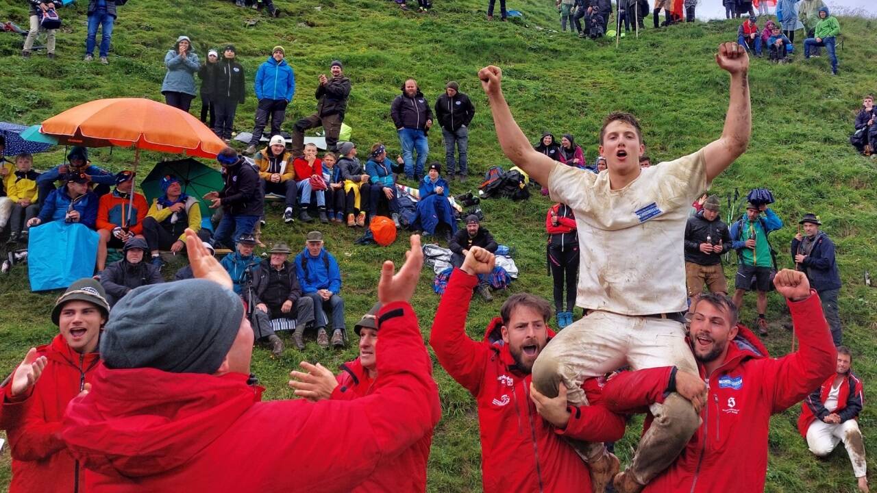 Hubert Illmer zelebriert seinen Sieg.   Hubert Illmer zelebriert seinen Sieg.